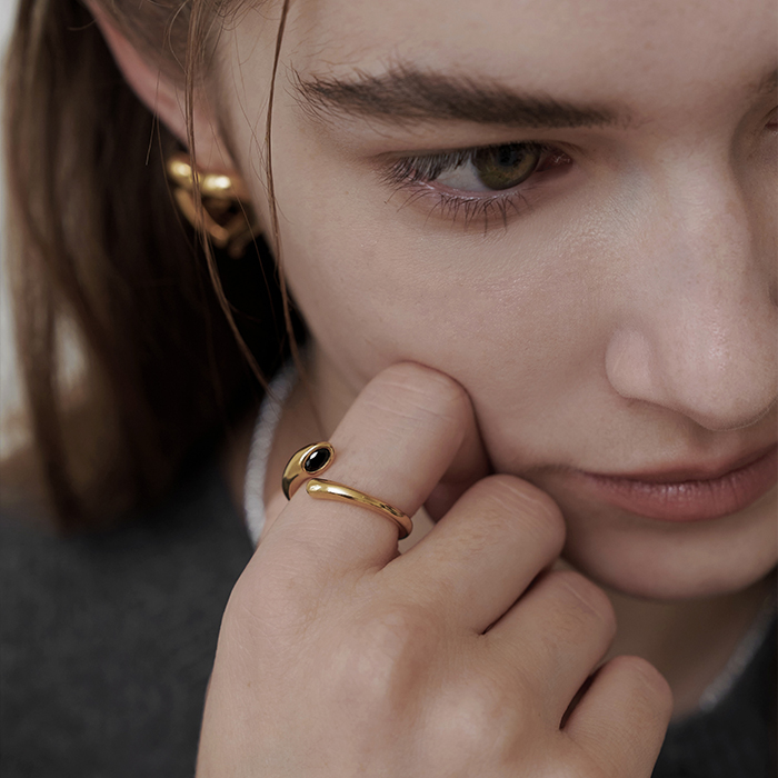 BIJOU Black Oval Stone Ring