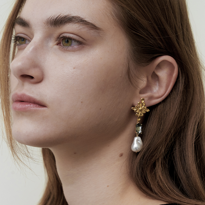 [Siyeon's Pick] Timeless Pearl Crystal Drop Earrings