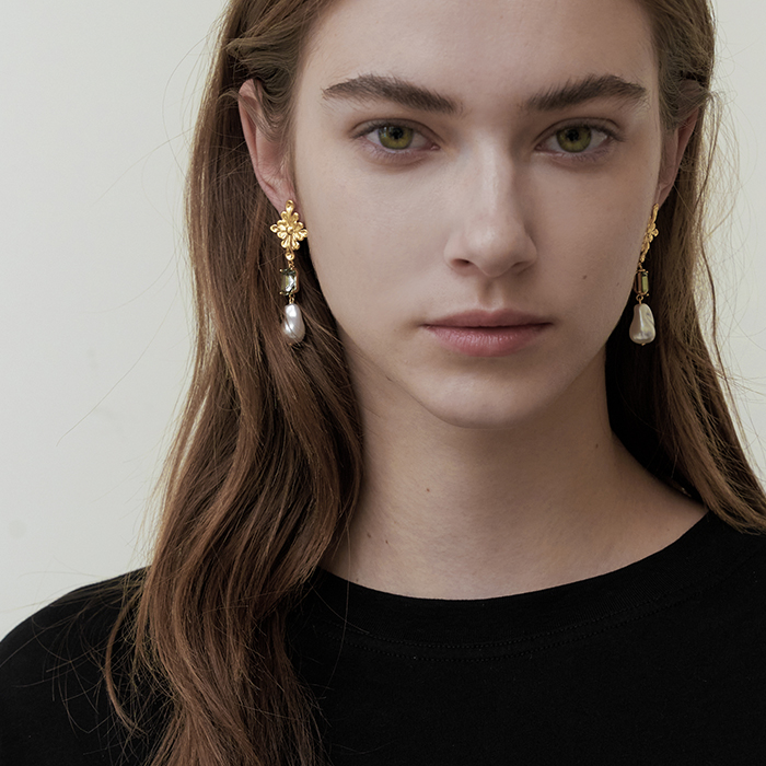 [Siyeon's Pick] Timeless Pearl Crystal Drop Earrings