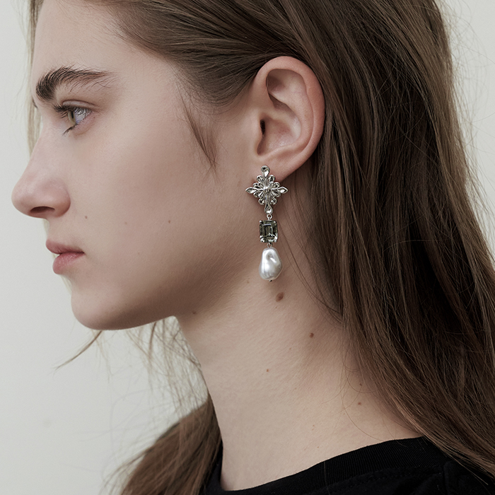 [Siyeon's Pick] Timeless Pearl Crystal Drop Earrings