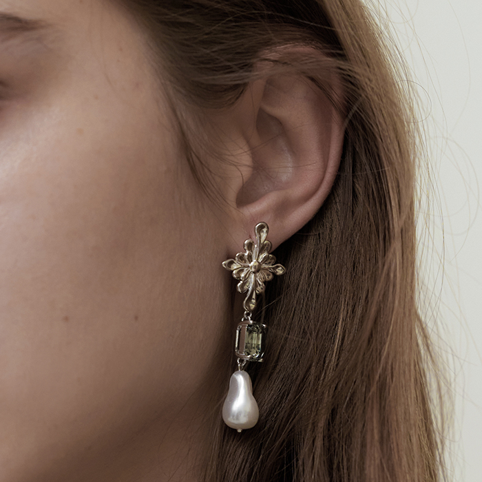 [Siyeon's Pick] Timeless Pearl Crystal Drop Earrings